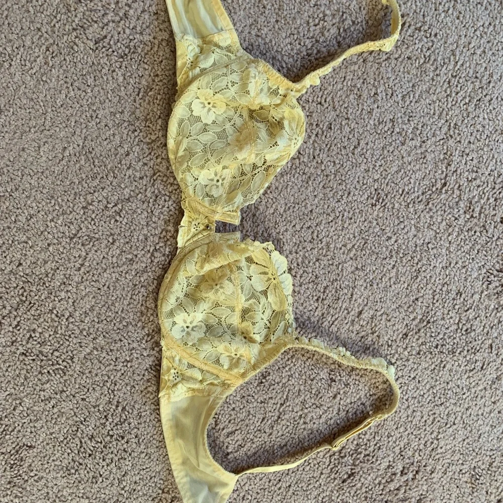 Victoria's Secret Lace Underwire Bra in Cream - Picture 7 of 7